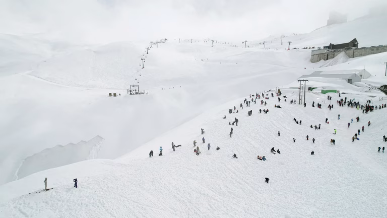 Tragedia en la cordillera: Cuatro excursionistas chilenos fallecen tras avalancha en Los Andes