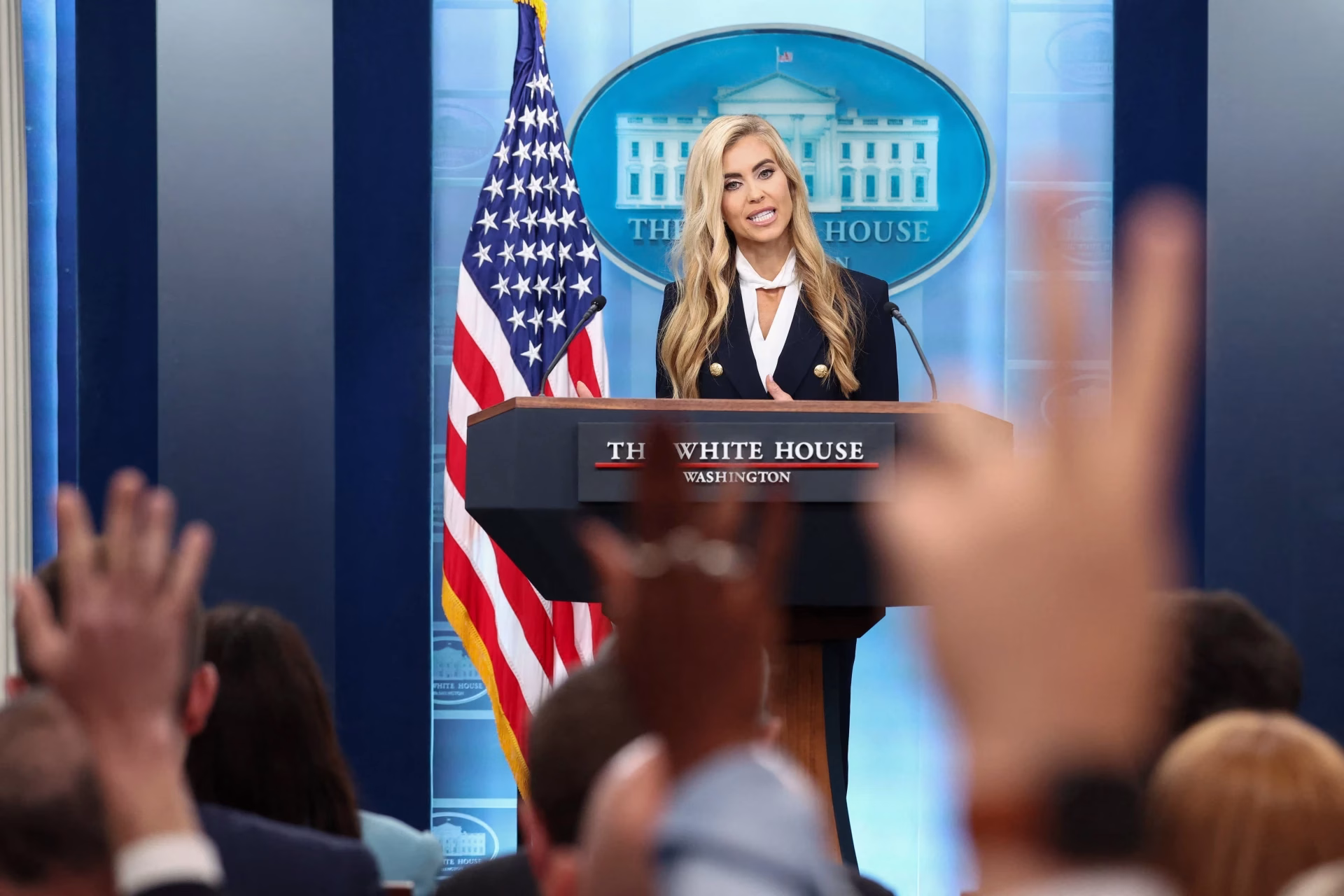 Casa Blanca en crisis: Trump despide a su portavoz a dos semanas de las elecciones legislativas