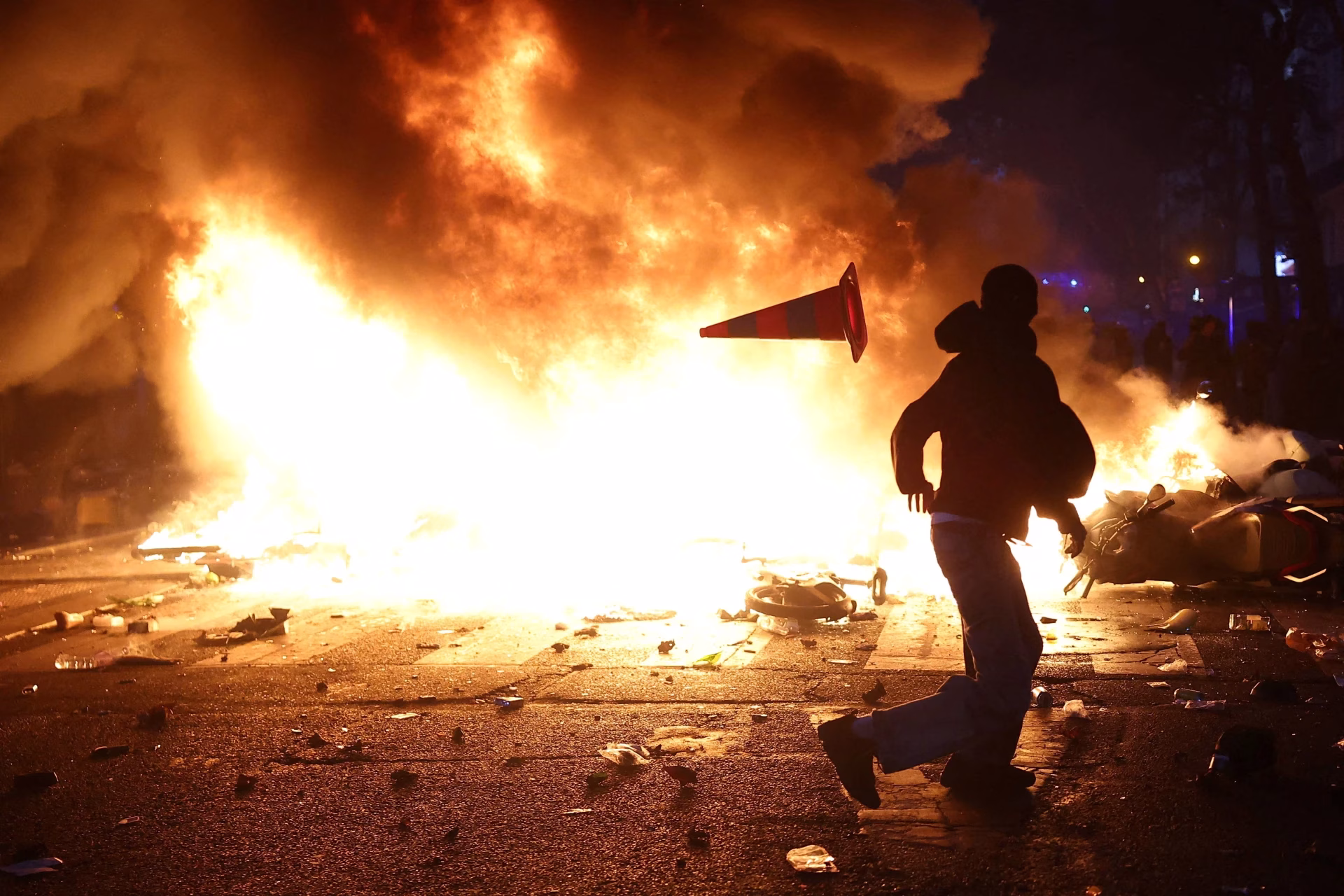 Francia en llamas: Masivas protestas y disturbios marcan el fin de la era Macron