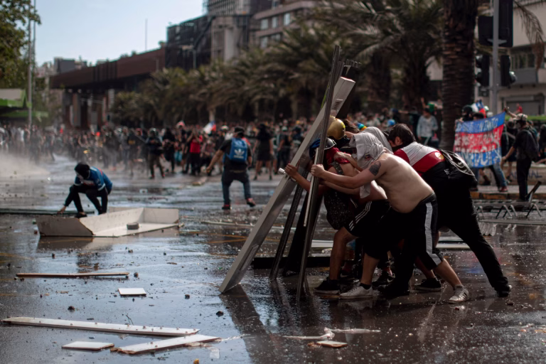 A siete años del 18-O: Las huellas del estallido social que cambió el rumbo político y económico de Chile