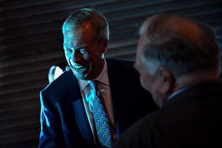 La Caída de un Ícono Populista: Nigel Farage Enfrenta Escándalos y Pierde Terreno en el Reino Unido