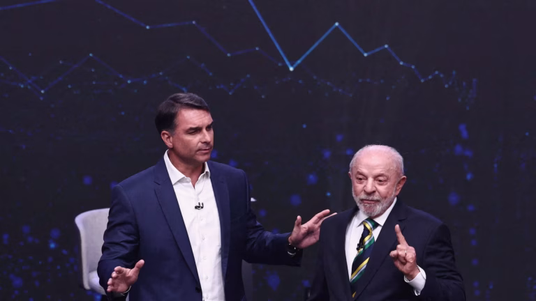 Tensión en Brasil: Flávio Bolsonaro y Lula da Silva se enfrentan en un áspero primer debate presidencial