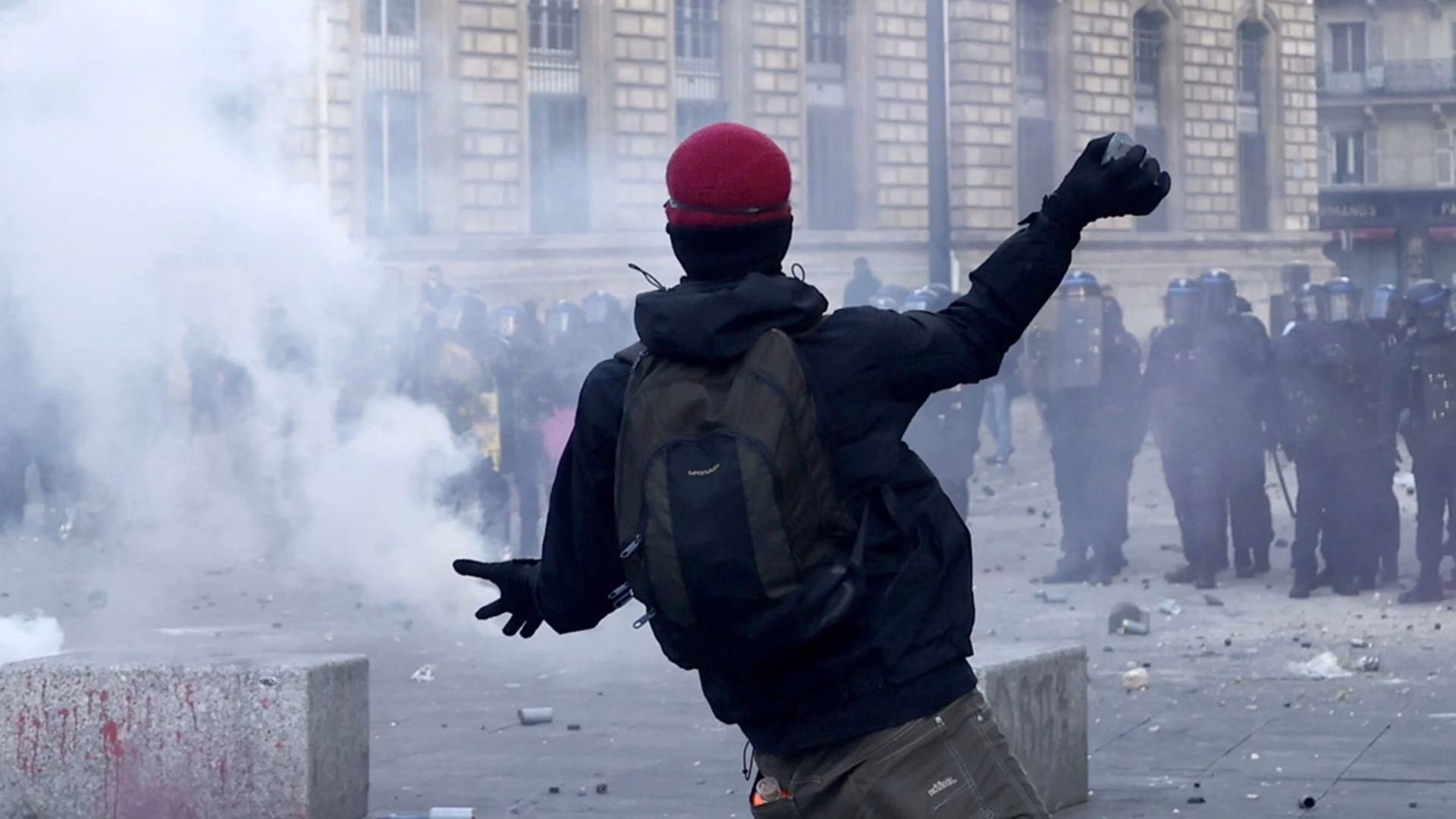 Francia enfrenta nueva crisis social que evoca a los ‘chalecos amarillos’ y el estallido chileno