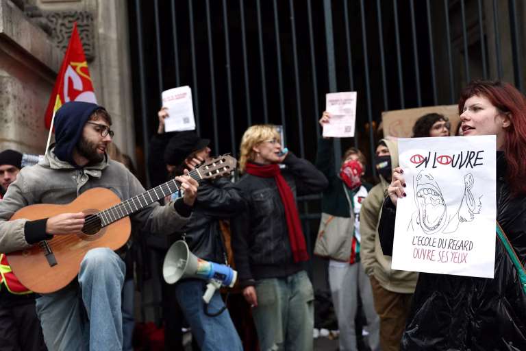 Comercio de París evalúa daños tras violenta ola de saqueos en medio de protestas