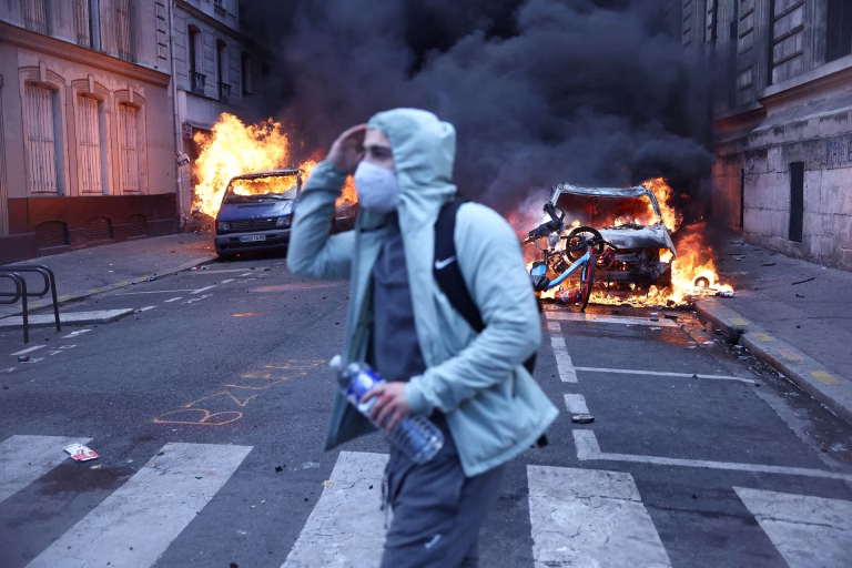 Tensión en Francia: Violentos disturbios sacuden el centro de París en medio de protestas