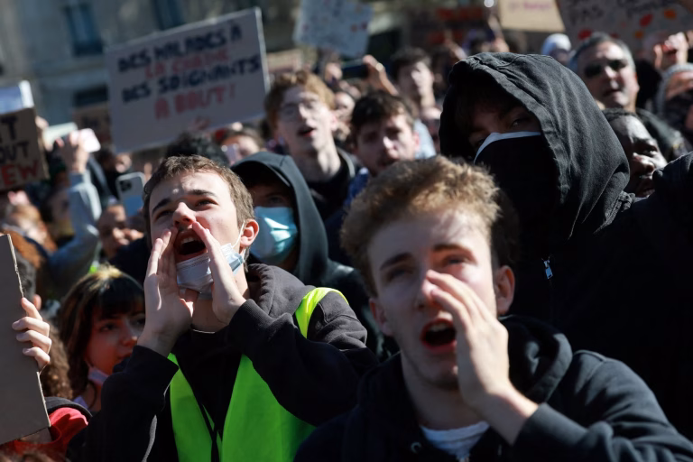 Análisis: Violencia en Francia crea un escenario favorable para el discurso de Marine Le Pen
