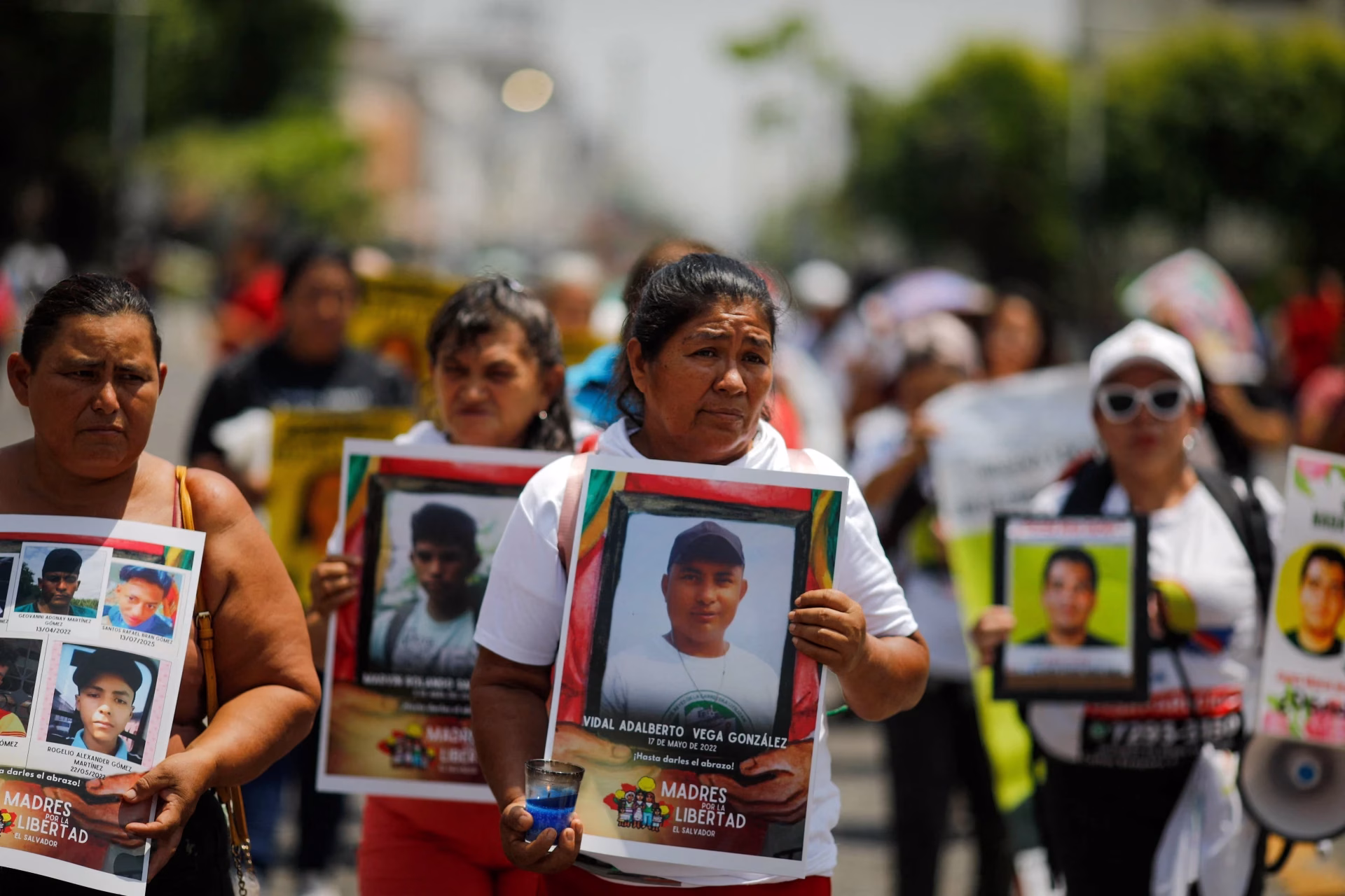 El Salvador: Madres de detenidos reciben con cautela el plan de Bukele para liberar a miles de presos