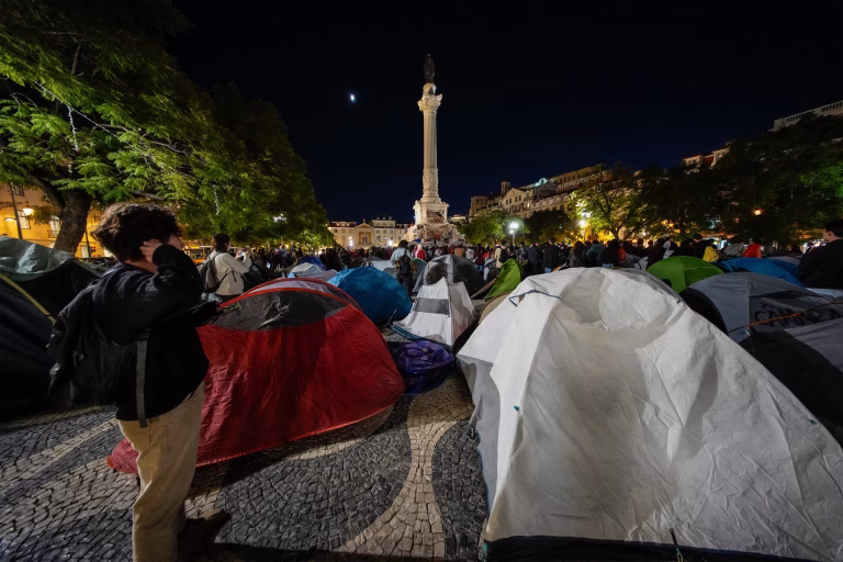 Tensión en Portugal: Policía desaloja acampadas por la crisis de vivienda en Lisboa y Oporto