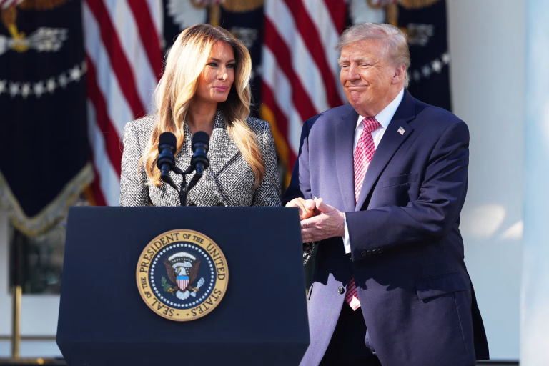 Trump recurre a Melania para captar el voto femenino a semanas de las elecciones en EE.UU.