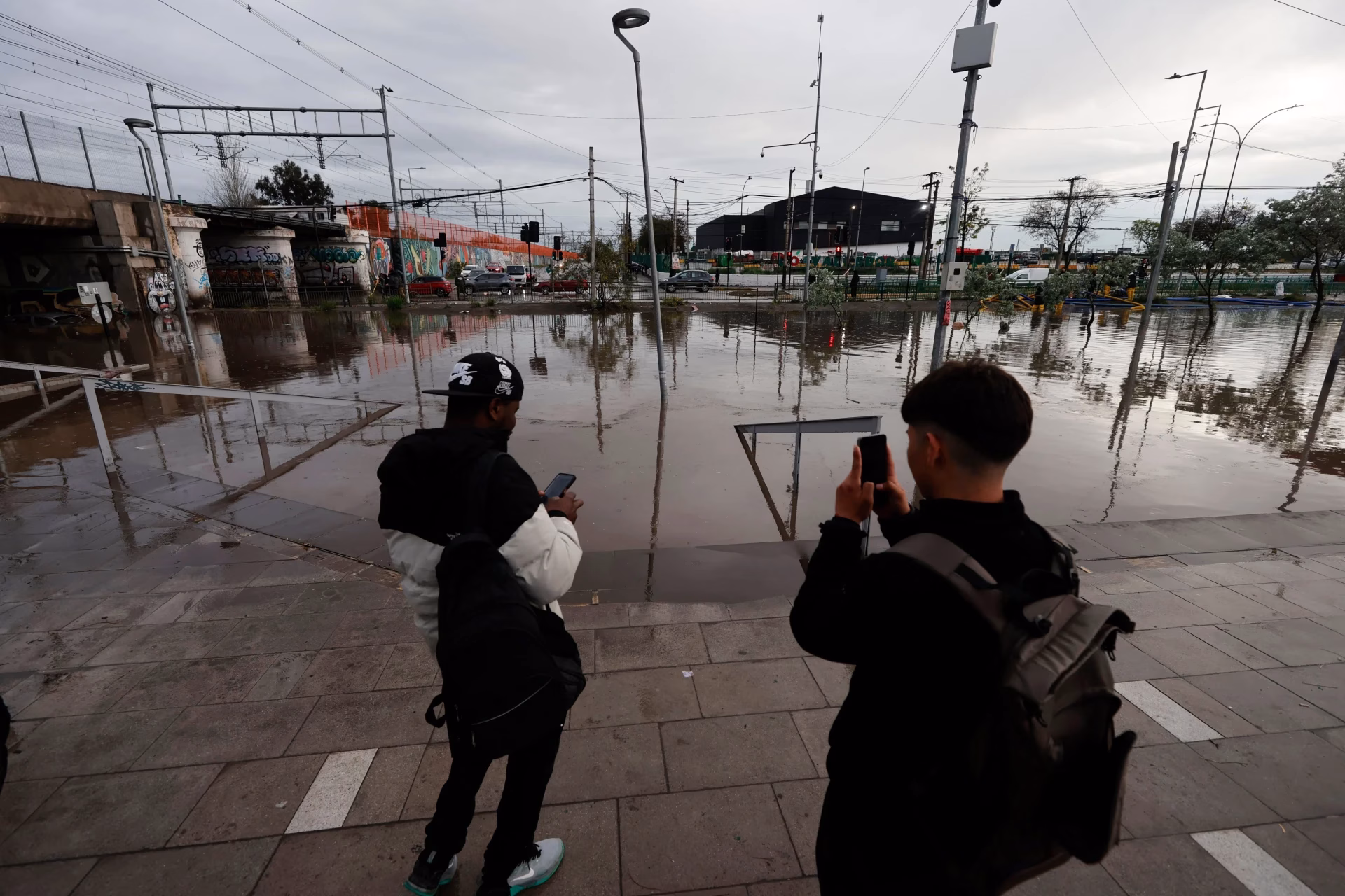 Alerta Roja en Santiago: Sistema frontal obliga a suspender clases en 10 comunas por riesgo de aluviones