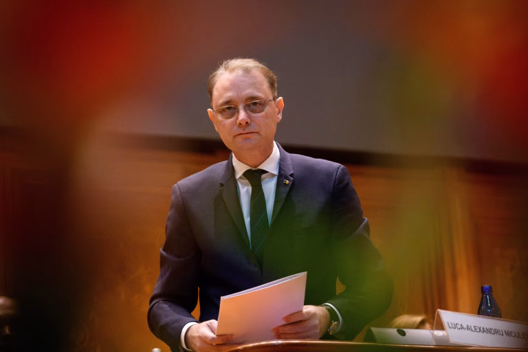 Rumania Supera Crisis Política: Diplomático Luca Niculescu es Investido Nuevo Primer Ministro