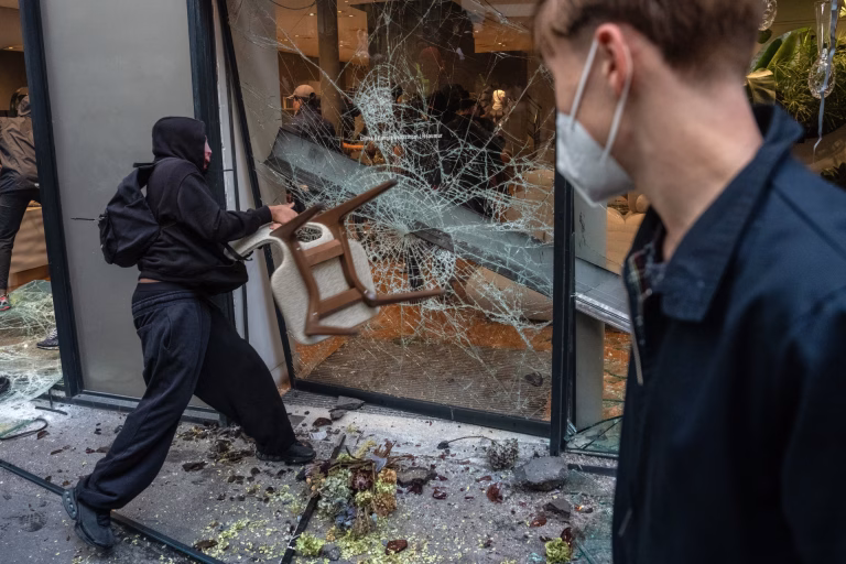 Crisis en Francia: Protestas masivas derivan en violencia y caos, con la clase política señalando a Mélenchon