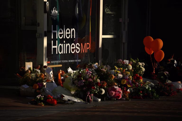 Diputada australiana Helen Haines pierde ambas piernas tras ser atropellada deliberadamente