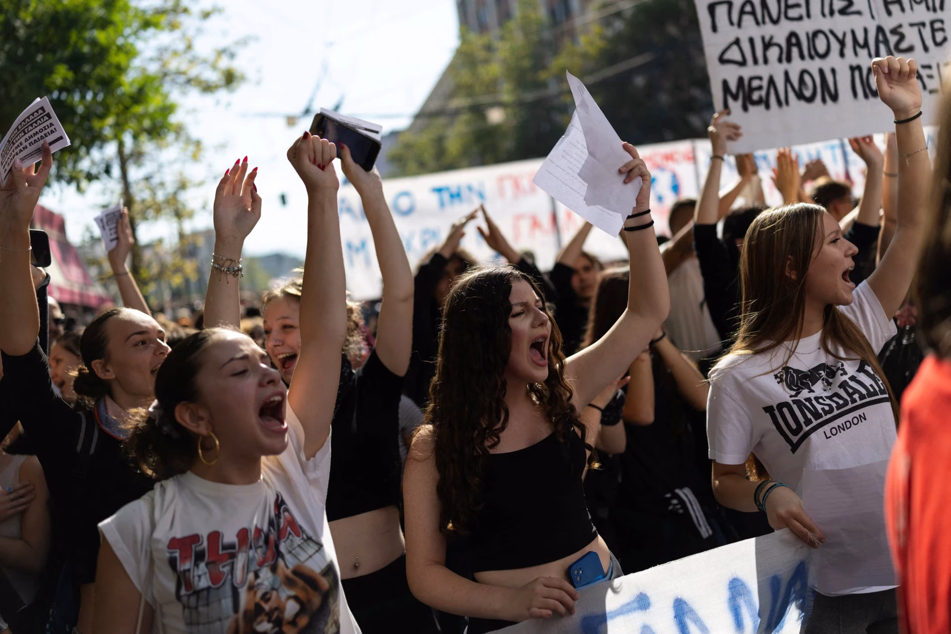 Grecia en las calles: Miles de estudiantes y profesores protestan por recortes en educación y crisis del costo de vida