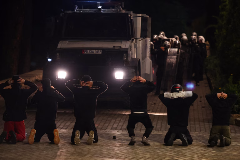 Tensión en Albania: Protestas estudiantiles contra el gobierno derivan en violentos enfrentamientos