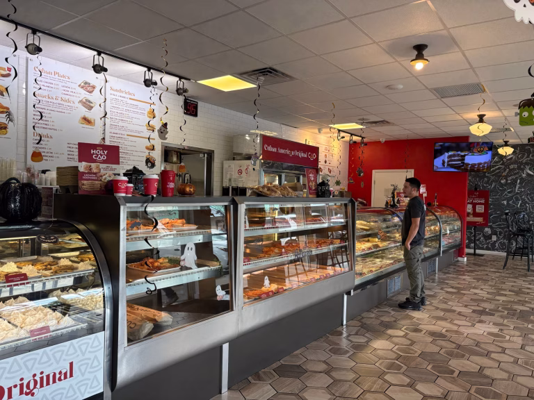 Visita de Políticos Demócratas a Panadería Cubana en Miami Desata Furia y Boicot del Exilio