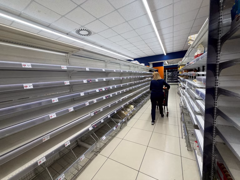 Crisis en Italia: Huelga de transportistas por alza de combustibles provoca grave desabastecimiento en el sur