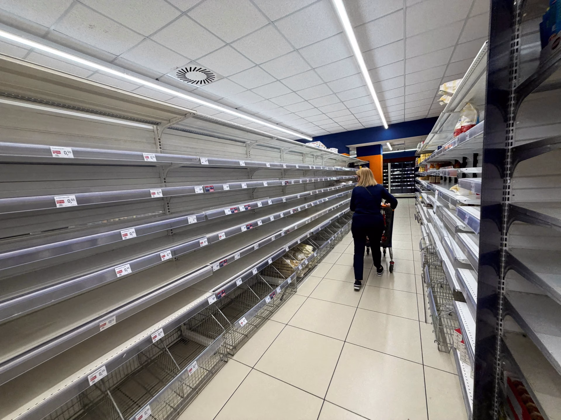 Crisis en Italia: Huelga de transportistas por alza de combustibles provoca grave desabastecimiento en el sur