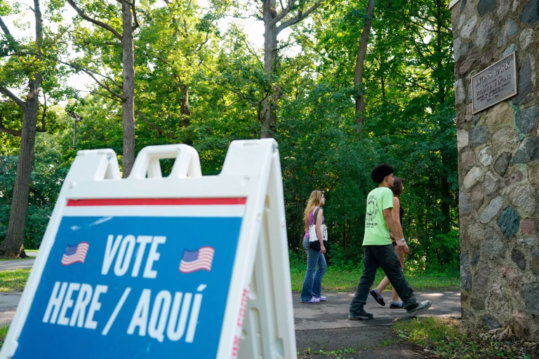 Elecciones en EE.UU.: Votantes jóvenes convierten comicios de medio mandato en un referéndum contra Trump