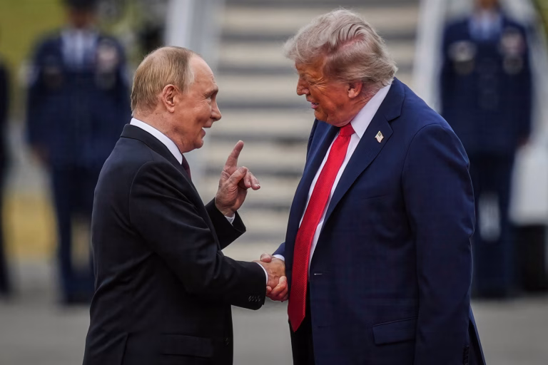 Acercamiento de Trump a Putin complica a candidatos republicanos en la recta final electoral en EE.UU.